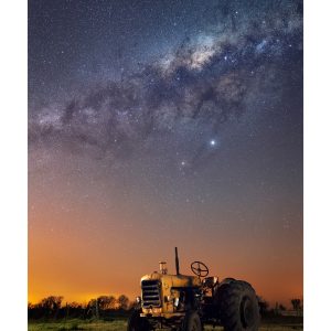 Tractor bajo la Vía Láctea
